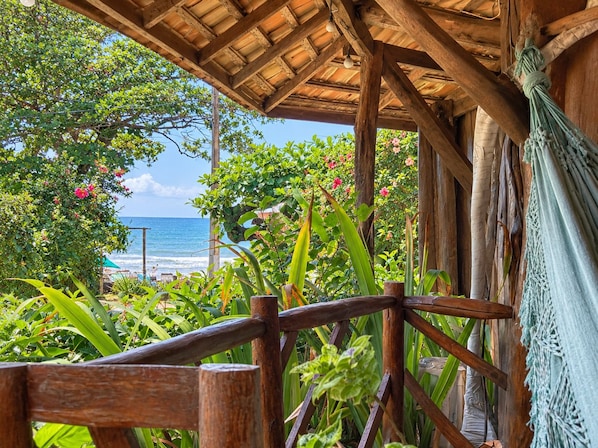 A wooden structure with a view of the ocean. - Beach House NATUREZA (Itacare)