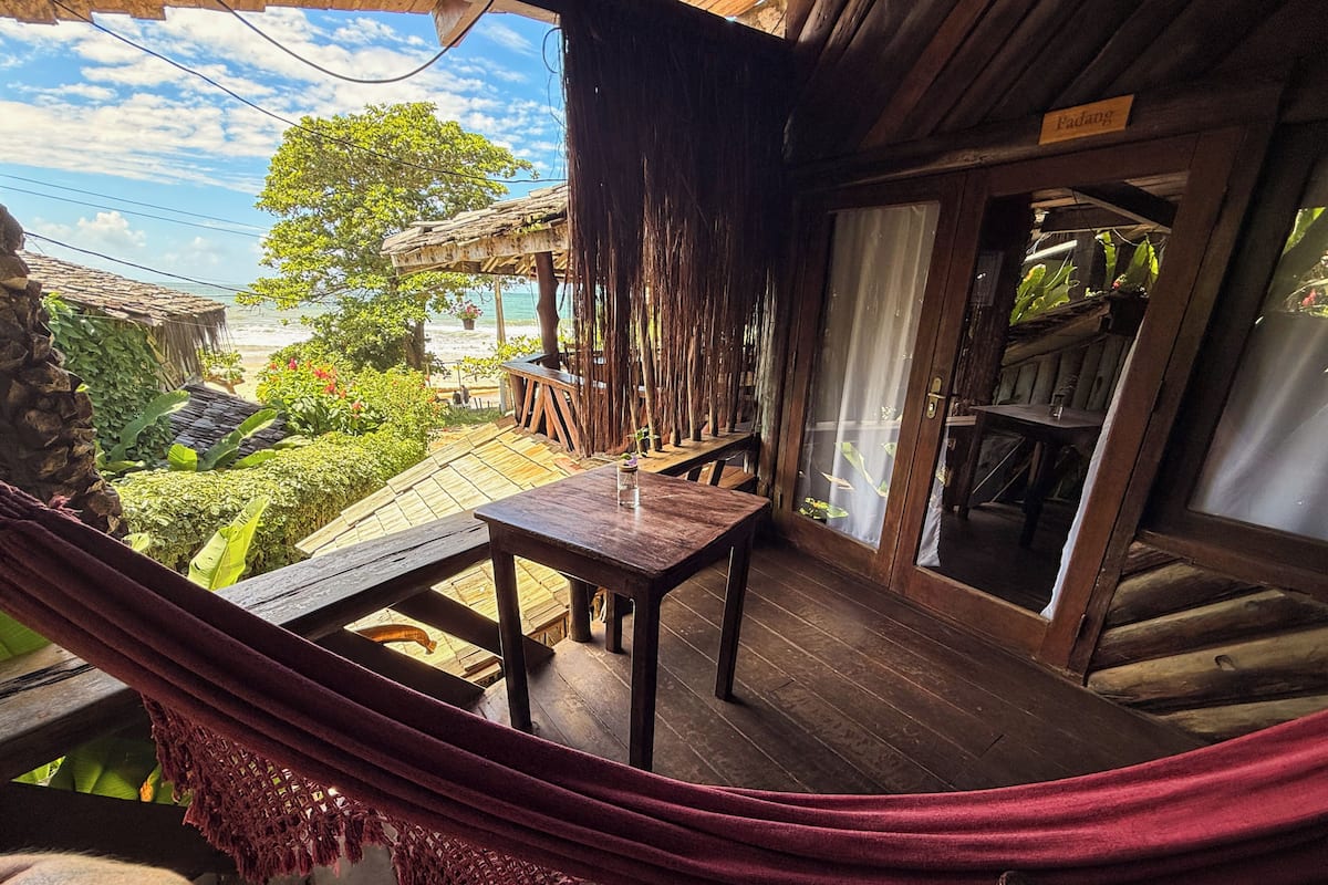 Classic Triple Room, Balcony, Ocean View | Bar mini, Wi-fi percuma