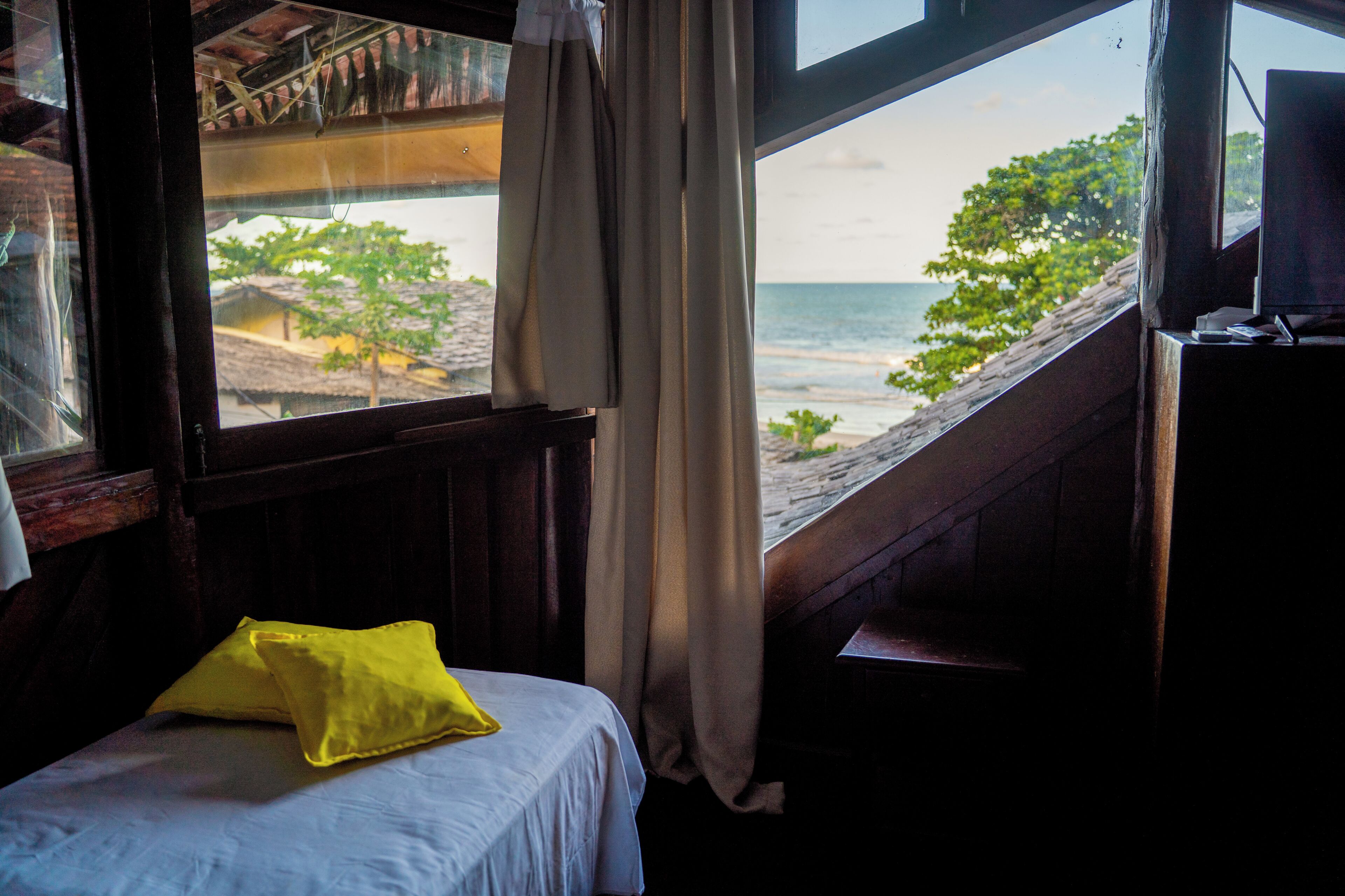 Deluxe driepersoonskamer, gedeeltelijk uitzicht op zee | Een minibar, gratis wifi