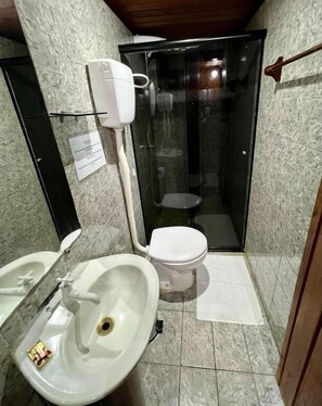 Phòng dành cho gia đình, ban công, quang cảnh biển | Phòng tắm