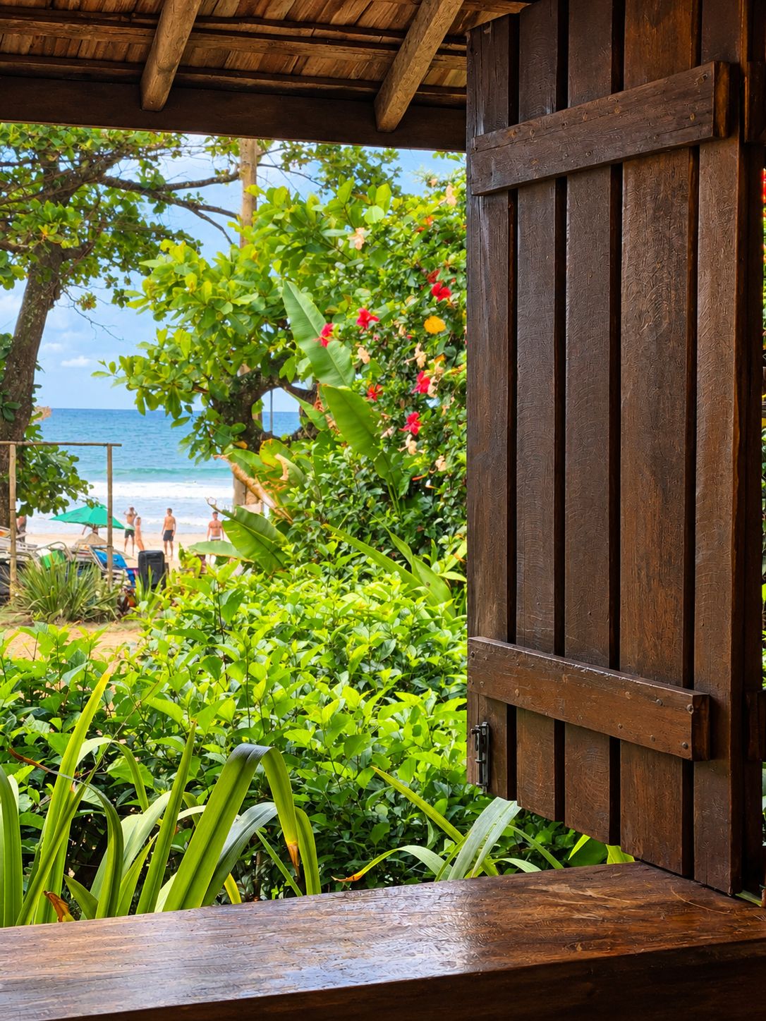 Una estructura de madera con vista a una playa y al océano.