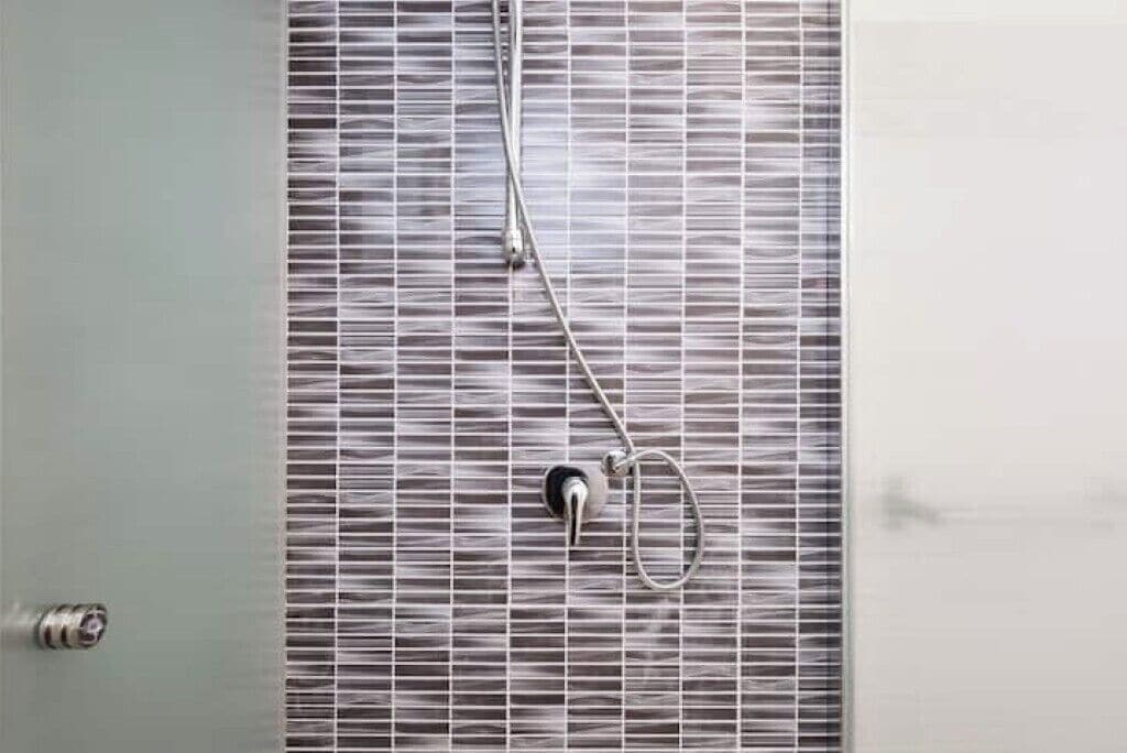 Douche, sèche-cheveux, bidet, serviettes fournies