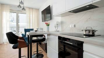 Fridge, oven, stovetop, dishwasher