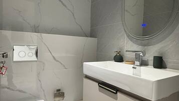 Deluxe dubbelrum - balkong - utsikt mot stranden | Badrum