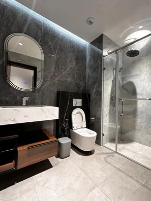 Deluxe Double Room, Balcony, Beach View | Bilik Mandi