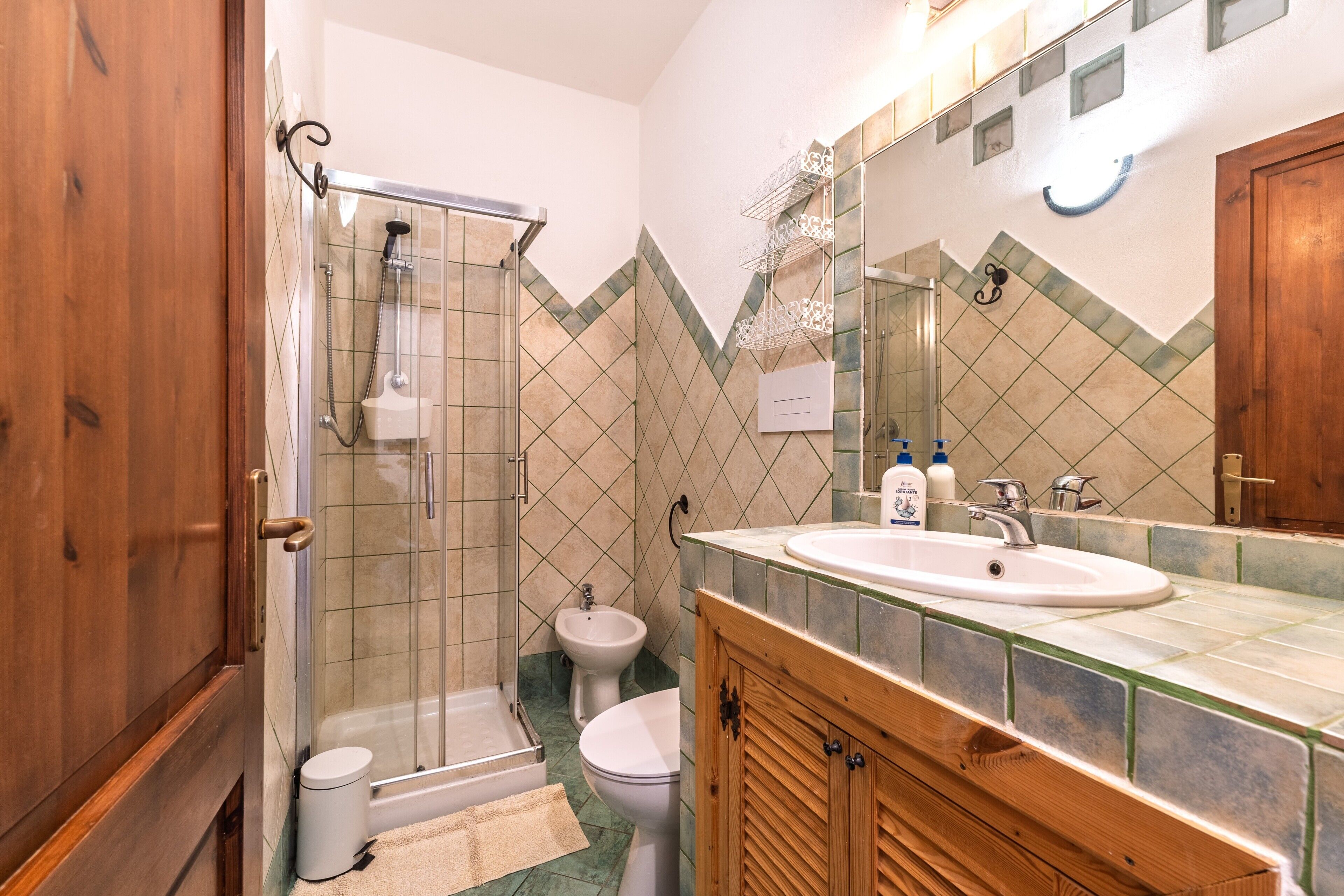Douche, sèche-cheveux, serviettes fournies