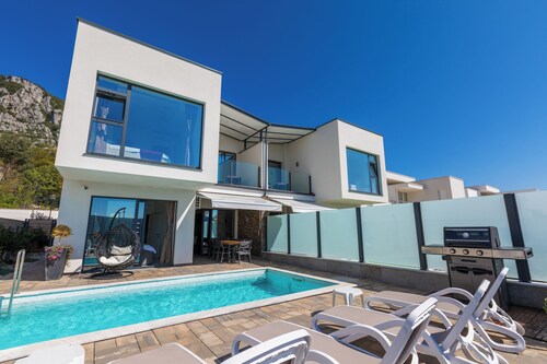 Villa with swimming pool, in quiet surroundings for 8 people
