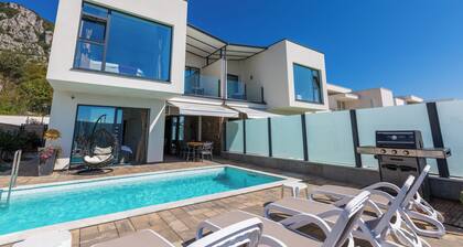Villa with swimming pool, in quiet surroundings for 8 people