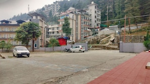 Free self parking - Omni Hotel (Dharamshala)