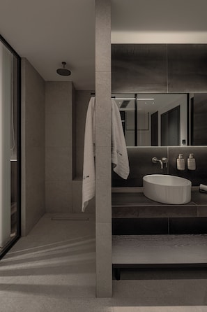 Junior Suites | 浴室 | 雨淋花灑、免費梳洗用品、風筒、拖鞋