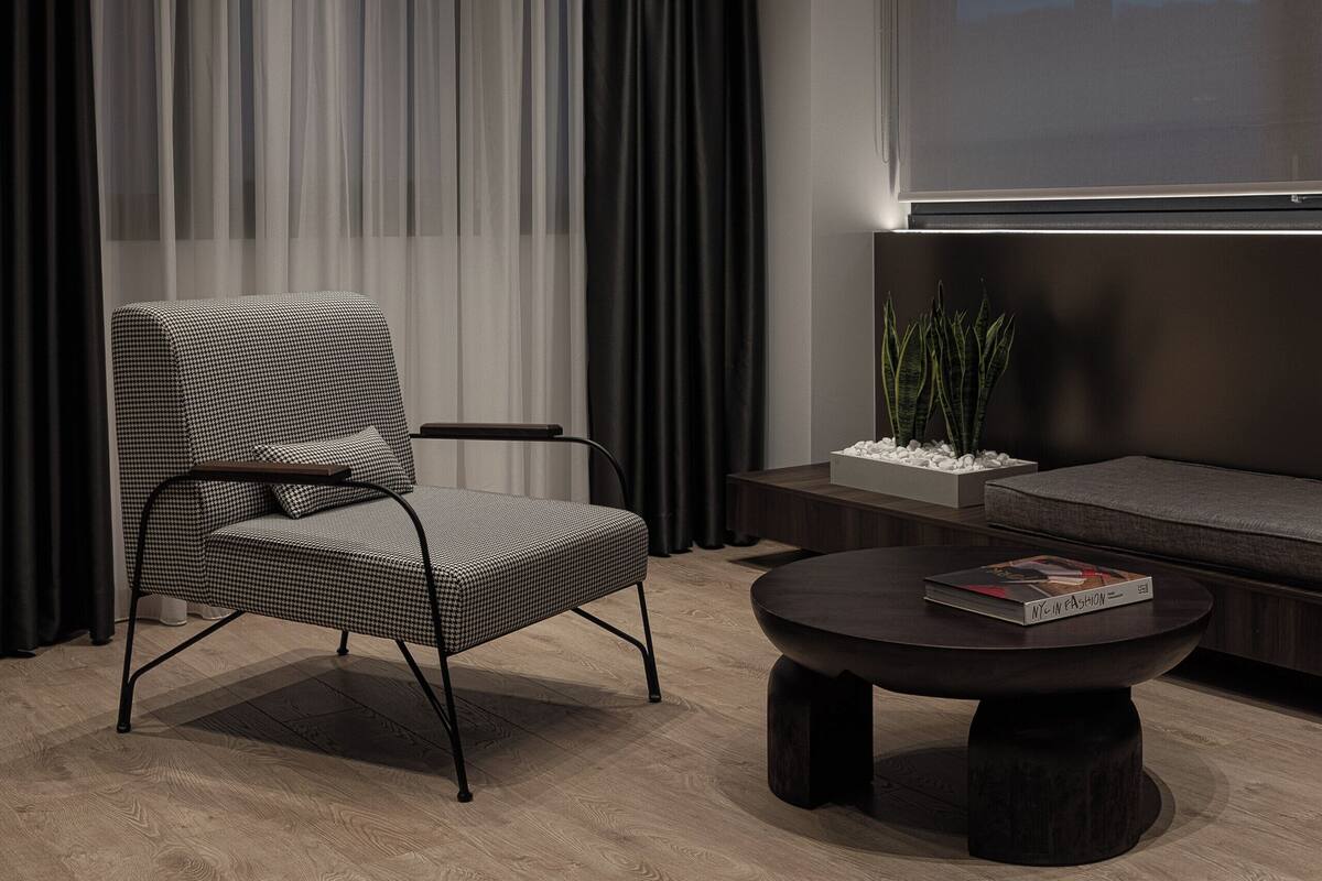 Suite (Accessible Room) | 거실 공간 | 디지털 채널 시청이 가능한 55인치 스마트 TV, 넷플릭스, 스트리밍 서비스