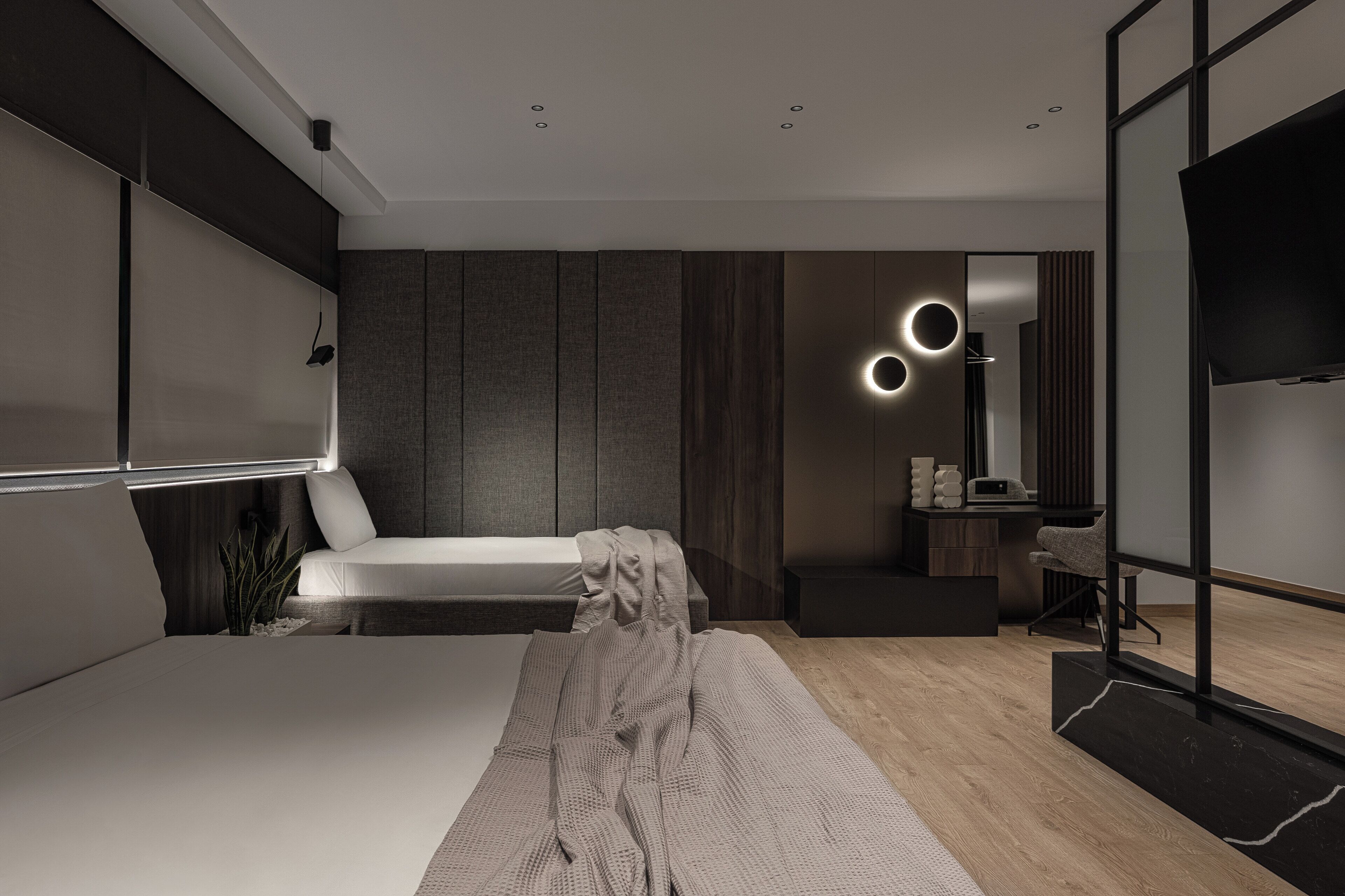 Un dormitorio moderno con cama, mesita de noche y televisor.