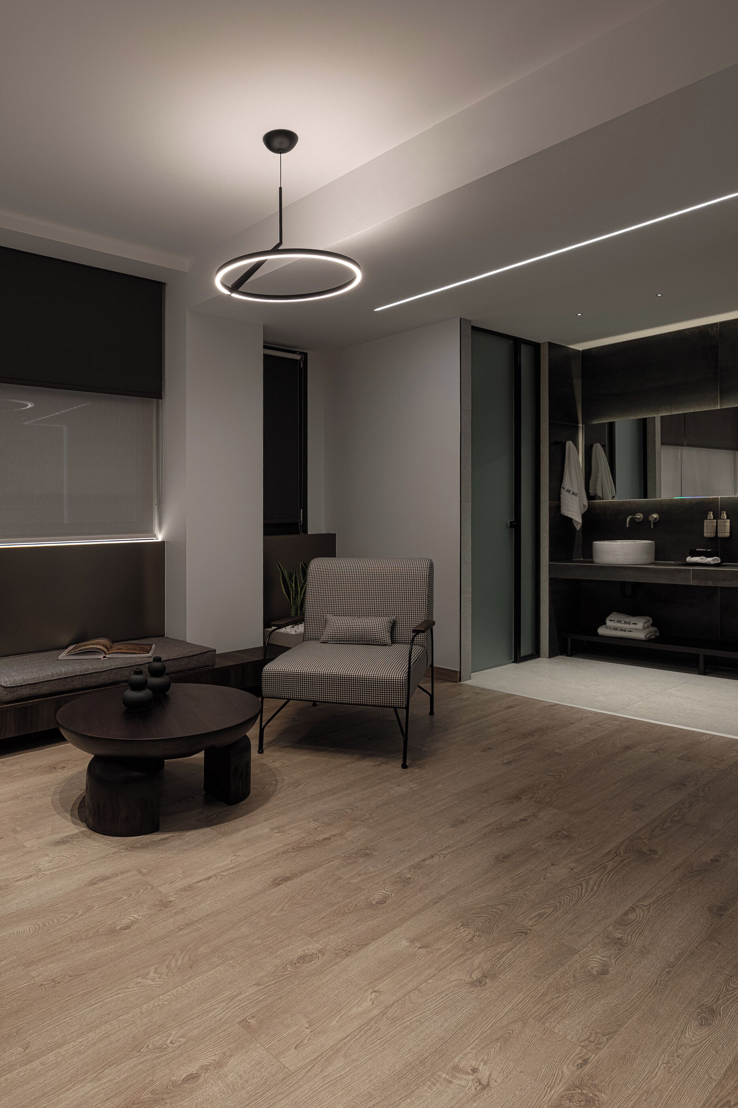 Junior Suites | Kylpyhuone | Sadesuihkupää, ilmaiset hygieniatuotteet, hiustenkuivaaja, tohvelit