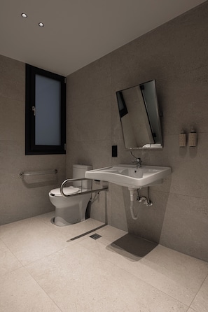 Suite (Accessible Room) | 浴室 | 雨淋花灑、免費梳洗用品、風筒、拖鞋