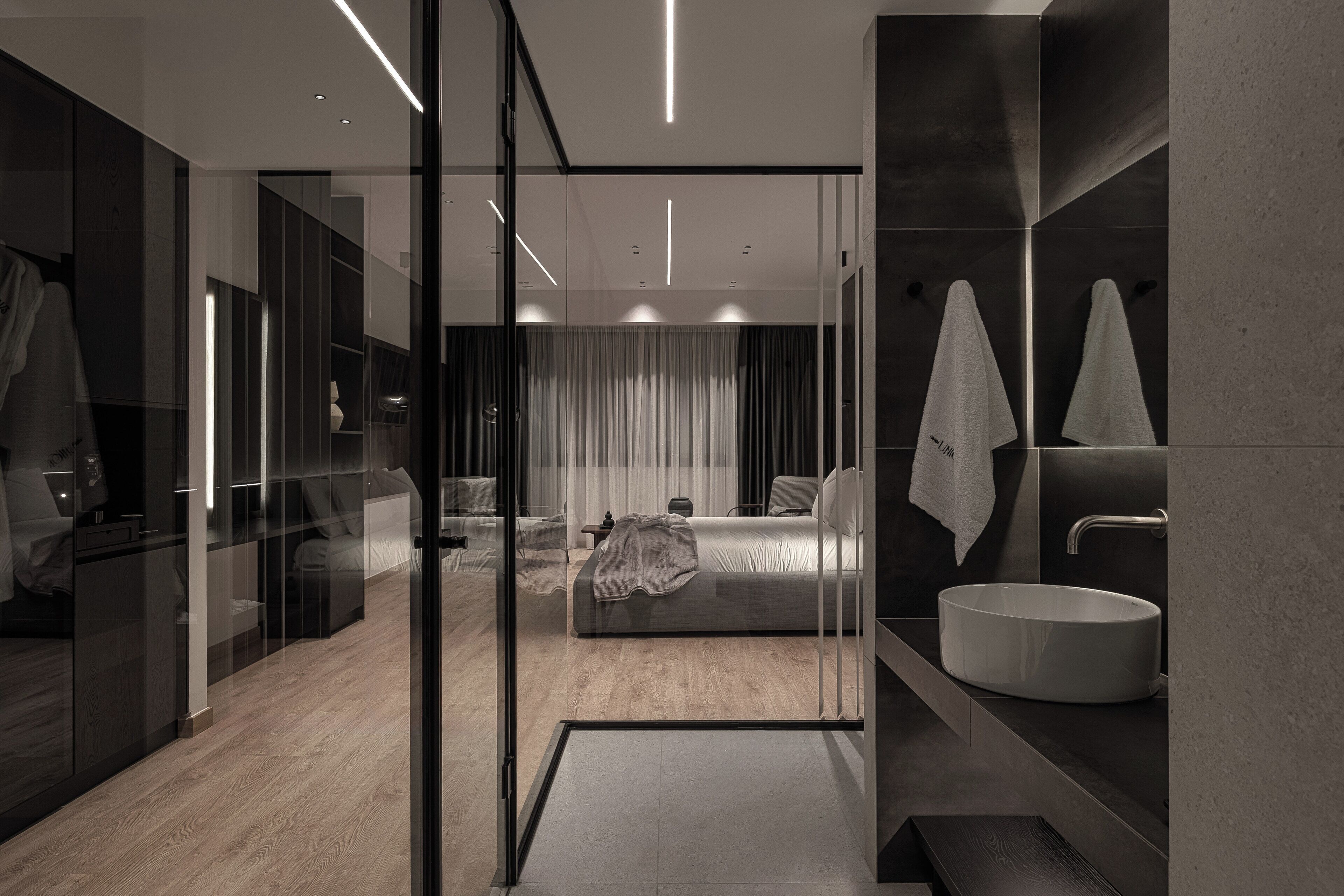 Junior Suites | Bathroom | Shower, rainfall showerhead, free toiletries, hair dryer