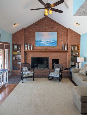 Smart TV y chimenea 
