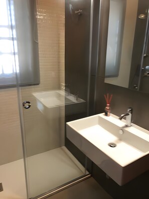Ducha, secador de pelo y toallas