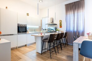 Kahvin-/teenkeitin, jääkaappi, uuni, liesi