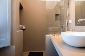 Shower, hair dryer, towels, soap - Tria House - Historic Center (Monopoli)