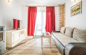 TV - Awesome home in Makarska (Makarska)