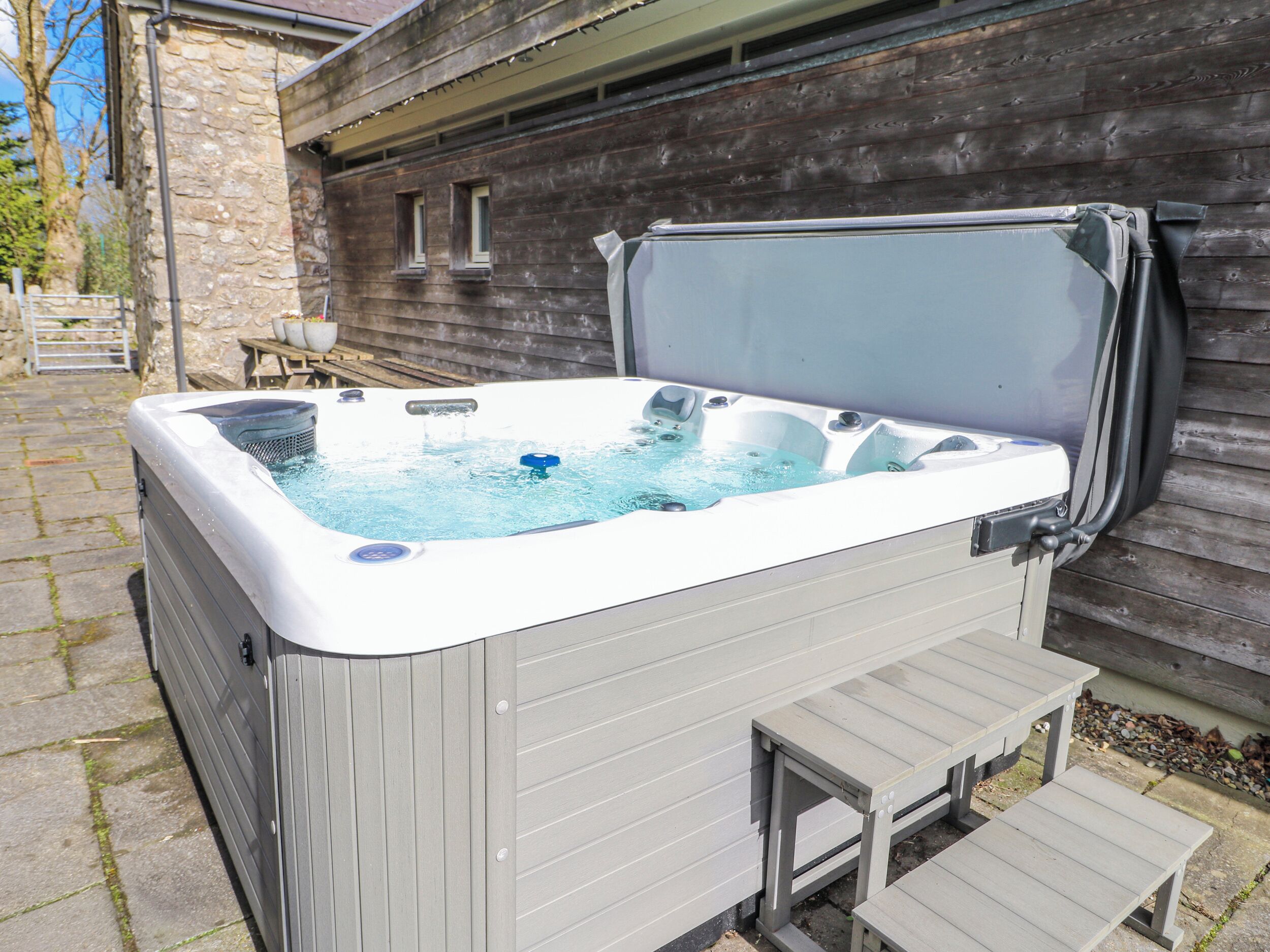 مغطس سبا خارجي