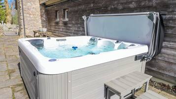 مغطس سبا خارجي