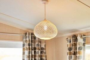 Luminária pendente com cúpula de vidro texturizado.