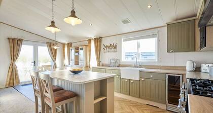 Host Stay Hedgerow Lodge