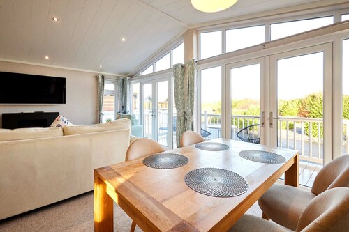 Host Stay Deneb Lodge