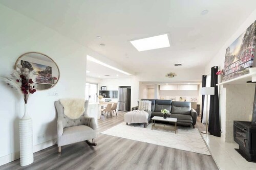5BR Family Retreat Spa, Sauna, Gym Miranda sleep 12 Cronulla beach  free parking