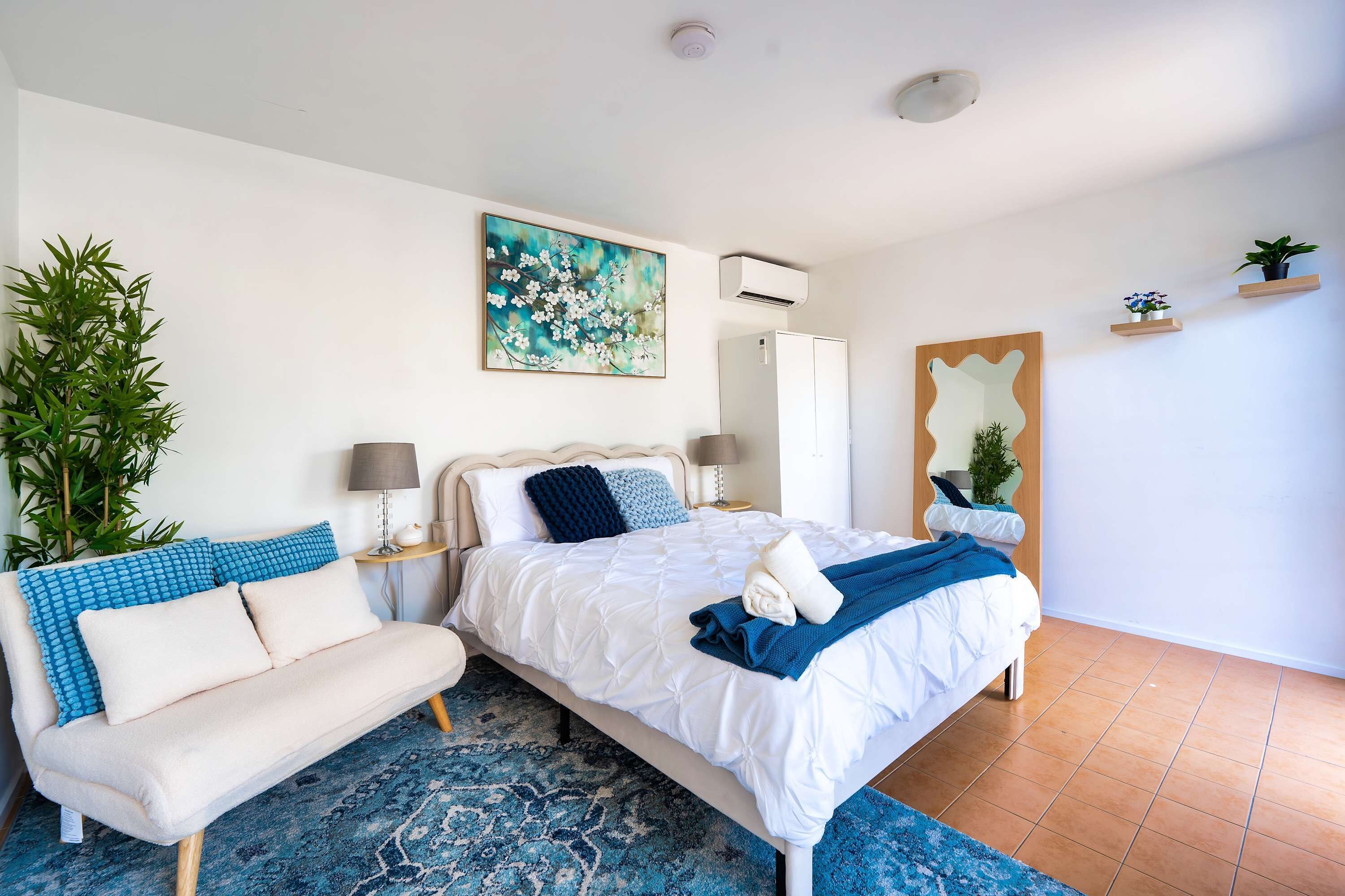 5 bedrooms, desk, iron/ironing board, travel cot
