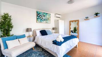 5 bedrooms, desk, iron/ironing board, travel cot