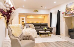 Living area - 5 BR Spa, Sauna, Gym, Games Miranda Cronulla beach (Miranda)