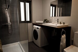 Familienapartment, Mehrere Schlafzimmer (A Sunny Seaview In Central Sliema) | Badezimmer | Dusche, Haartrockner, Handtücher, Seife