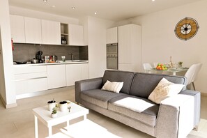Familienapartment, Mehrere Schlafzimmer (A Sunny Seaview In Central Sliema) | Wohnbereich | Fernseher