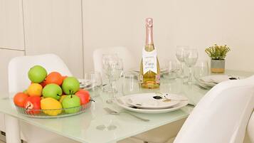 Family Apartment, 2 Bedrooms, Balcony (A Sunny Seaview In Central Sliema) | Dining