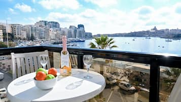 Family Apartment, Multiple Bedrooms (A Sunny Seaview In Central Sliema) | Outdoor dining