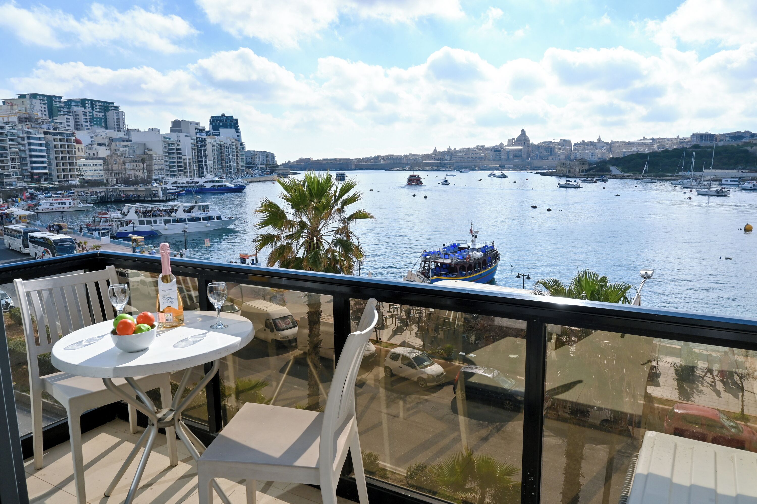 Familieleilighet, flere soverom (A Sunny Seaview In Central Sliema) | Utendørsservering