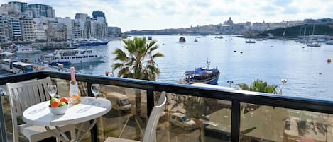 Appartement Familial, plusieurs chambres (A Sunny Seaview In Central Sliema) | Restauration extérieure