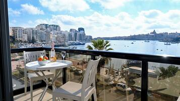Family Apartment, Multiple Bedrooms (A Sunny Seaview In Central Sliema) | Outdoor dining