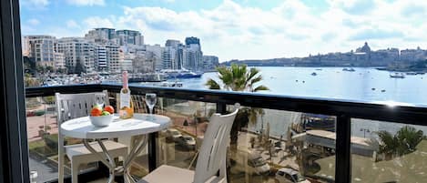 Family Apartment, 2 Bedrooms, Balcony (A Sunny Seaview In Central Sliema) | Outdoor dining