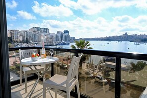 Familienapartment, Mehrere Schlafzimmer (A Sunny Seaview In Central Sliema) | Speisen im Freien