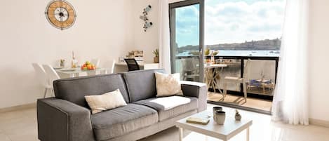 Appartamento familiare, camere multiple (A Sunny Seaview In Central Sliema) | Area soggiorno | TV