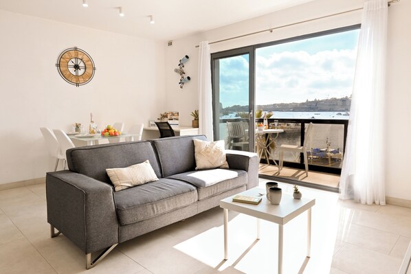 Appartement Familial, plusieurs chambres (A Sunny Seaview In Central Sliema) | Coin séjour