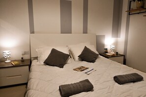 Familienapartment, Mehrere Schlafzimmer (A Sunny Seaview In Central Sliema) | 2 Schlafzimmer, Bügeleisen/Bügelbrett, kostenloses WLAN, Bettwäsche