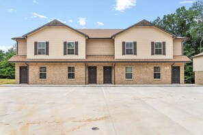 Exterior - Smithson Stay-Wi-Fi|King Bed | Desk | Private Bath in Each Room (Clarksville)