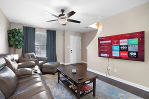 TV connectée, espaces bureaux, écrans d'ordinateur