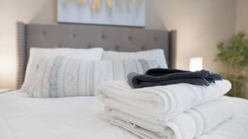 1 habitación, escritorio, tabla de planchar con plancha y cuna de viaje