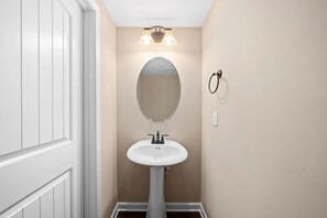 Bathroom - Smithson Stay-Wi-Fi|King Bed | Desk | Private Bath in Each Room (Clarksville)