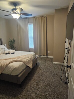 Room - Smithson Stay-Wi-Fi|King Bed | Desk | Private Bath in Each Room (Clarksville)